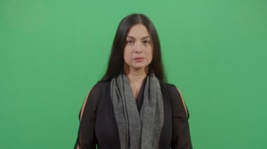 Kadın manifatura üstünde hareket eden telefon