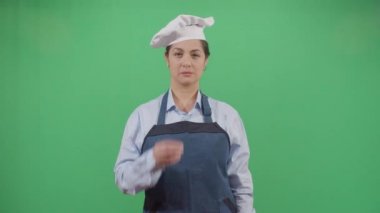 Kadın Aşçı Kirli Ellerini Koklarken