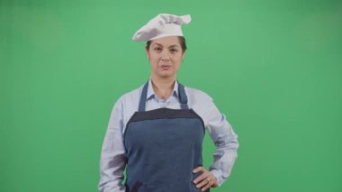 Kadın Aşçı Lezzetli Bir Şey Gösteriyor