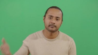 Yetişkin Adam Tek Kolla Saklanıyor