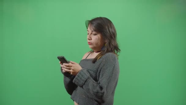 Kvinna textning på en mobiltelefon — Stockvideo