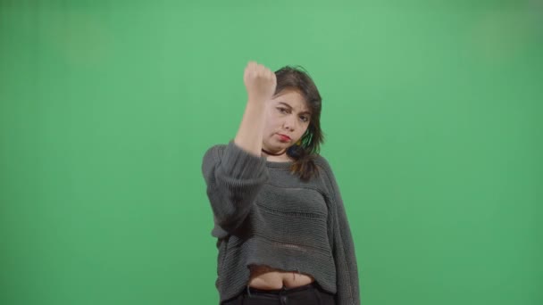 Женщина протестует со сжатым кулаком — стоковое видео
