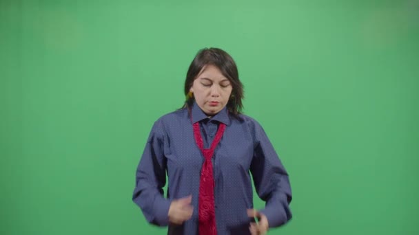 Mujer fijando un lazo — Vídeo de stock