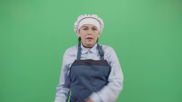 Mujer loca Chef Jugando — Vídeos de Stock