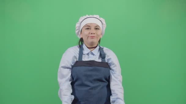 Cuoco donna divertente con un vaso — Video Stock