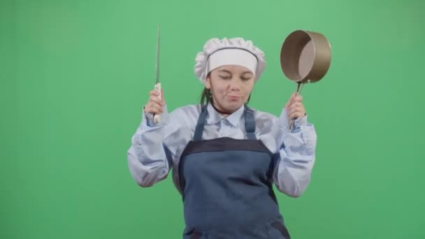 Gelukkig vrouw koken dansen — Stockvideo