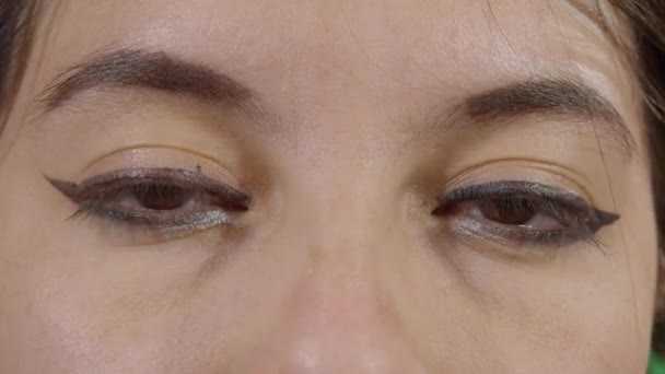 Женщина с сонными глазами — стоковое видео