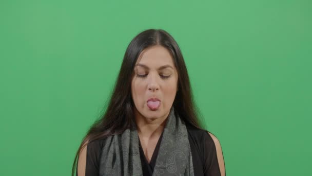 Kobieta próbuje dosięgnąć nosa językiem. — Wideo stockowe