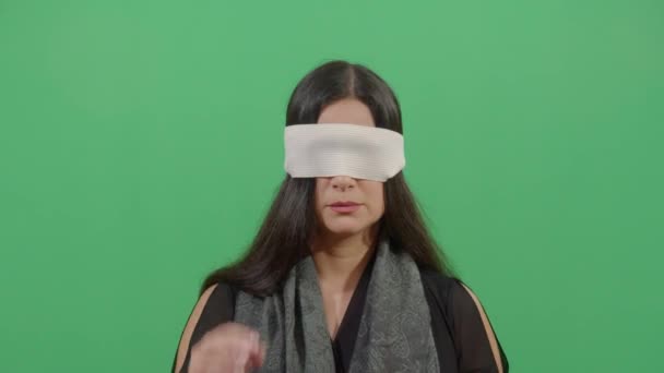 Vrouw het nemen van off een blinddoek — Stockvideo