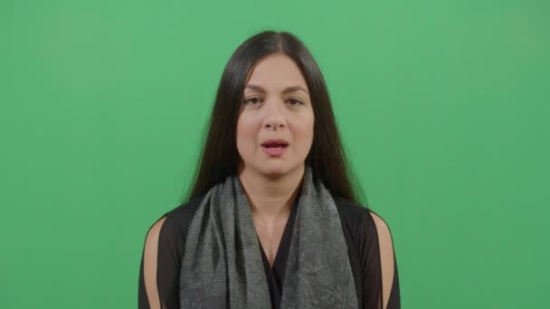 Женщина зевает глубоко — стоковое видео