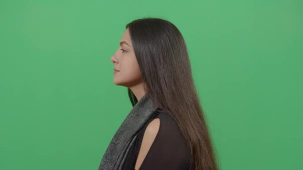 Vista lateral de una mujer empujando en la nariz — Vídeos de Stock