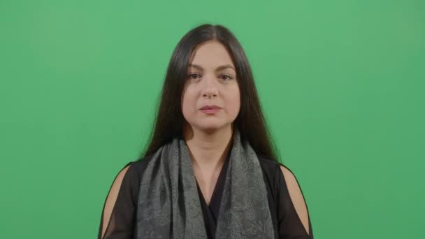 Mujer haciendo asiática ojos con los dedos — Vídeo de stock