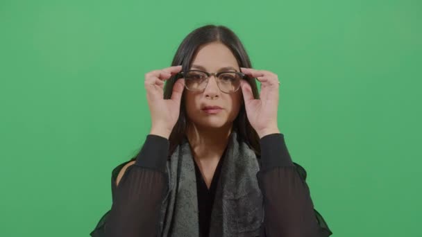 Женщина снимает очки с глаз — стоковое видео