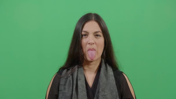 Γυναίκα να κολλήσει έξω τη γλώσσα — Αρχείο Βίντεο