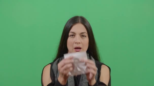 Nő fújja az orrát papírral — Stock videók