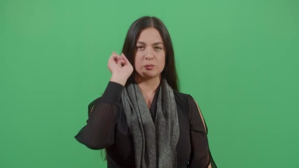시청자의 입을 막는 공격적 인 여성 — 비디오