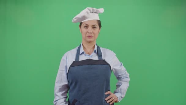 Donna cuoco mostrando qualcosa di delizioso — Video Stock