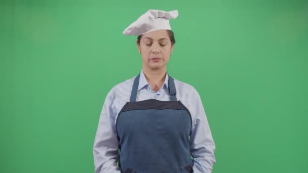 Femme Chef Aiguisage Un couteau — Video