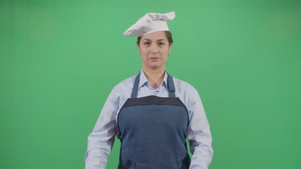 Αστεία γυναίκα σεφ με ένα δοχείο — Αρχείο Βίντεο