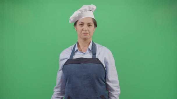 Naštvaná žena kuchařka s čínským nožem — Stock video
