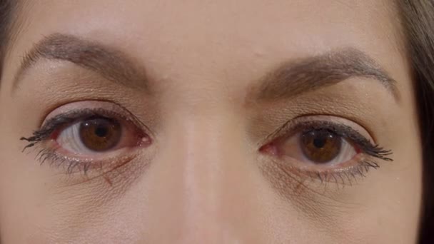 Mujer con los ojos soñolientos — Vídeos de Stock