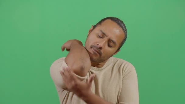 Взрослый мужчина пытается дотянуться до локтя языком — стоковое видео