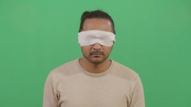 Yetişkin Adam Göz bağını çıkarıyor