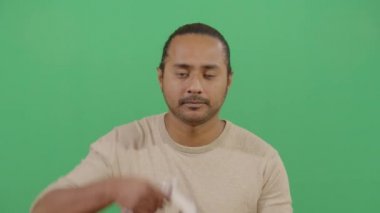 Yetişkin Adam Gözünü Bağlıyor