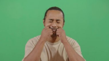 Yetişkin Adam İki yanağını çimdikliyor