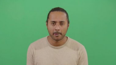 Yetişkin Adam Dudaklarını Yalıyor