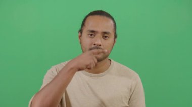 Yetişkin Adam Parmaklarıyla Bıyık Yapıyor