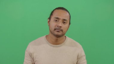 Yetişkin Adam Parmaklarını şıklatıyor