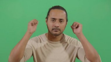 Yetişkin Adam Kulaklarını Çekiyor