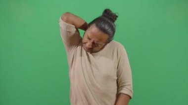 Yetişkin bir adam tarafından kaşınıyor.