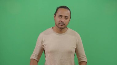 Yetişkin Adam Elleri Açılmış Dönüyor