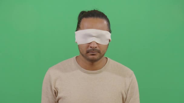 Dorosły mężczyzna zdejmujący opaskę na oczy — Wideo stockowe