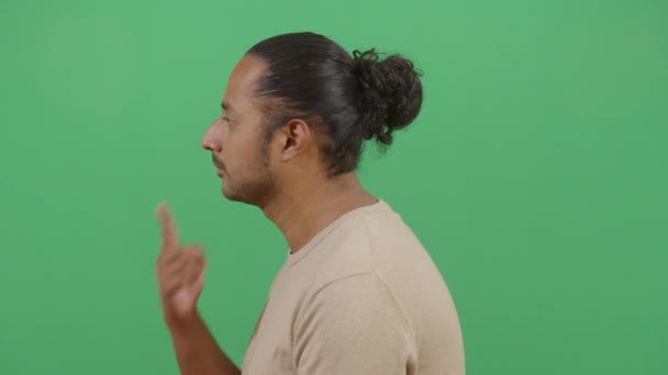 Vedere laterală a unui adult om împingând pe nas — Videoclip de stoc
