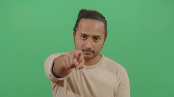 Ein erwachsener Mann zeigt mit dem Finger in die Kamera — Stockvideo