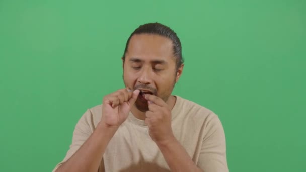 Limpeza do Floss Dental por um homem adulto — Vídeo de Stock