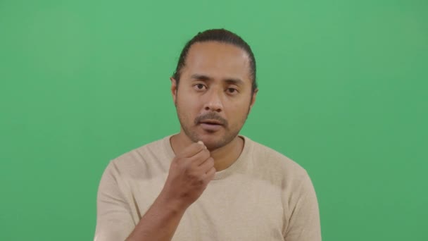 Finger lecken und Augenbrauen kämmen — Stockvideo