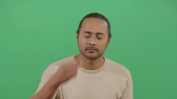 Homem adulto cheirando algo fedorento — Vídeo de Stock