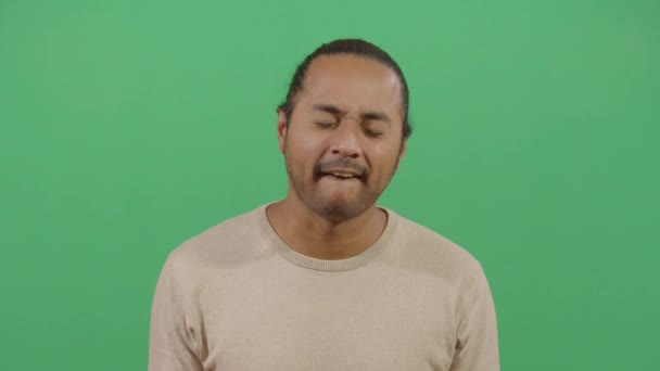 Volwassen man toont de bovenste tanden — Stockvideo