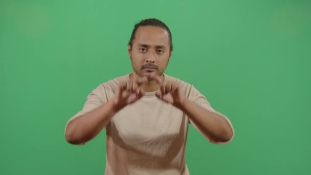 Взрослый человек делает круги своими руками — стоковое видео