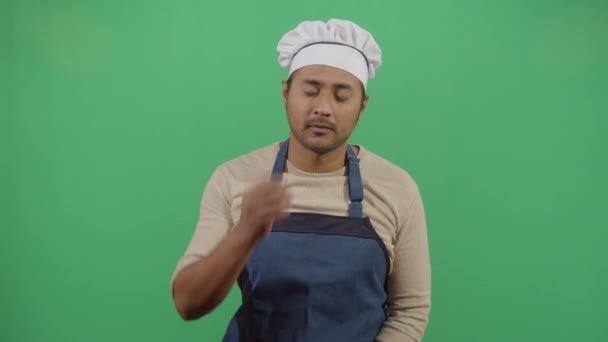 Dospělý muž kuchař ukazuje něco lahodného — Stock video