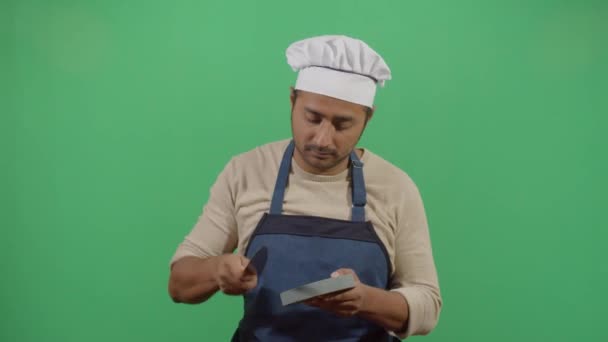 Ενήλικες σεφ άνθρωπος ακόνισμα ένα μαχαίρι — Αρχείο Βίντεο