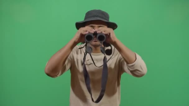 Hombre adulto explorador usando binocular incorrectamente — Vídeos de Stock