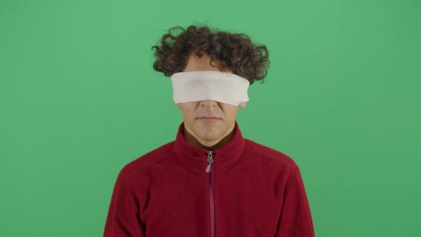 Dospělý muž sundává pásku přes oči — Stock video