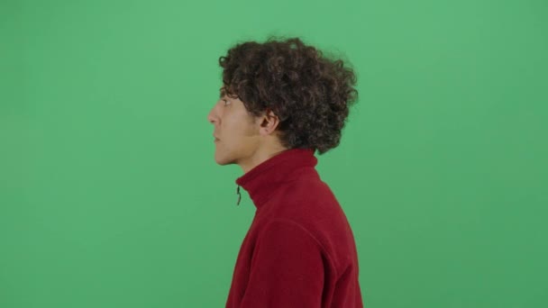 Seitenansicht eines erwachsenen Mannes, der auf die Nase drückt — Stockvideo