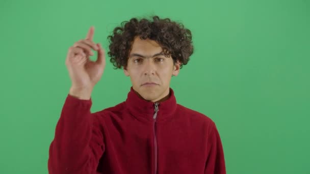 一个成年人用手指指著相机的镜头 — 图库视频影像