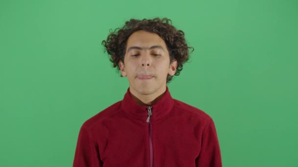 Felnőtt férfi nyalás ajkak — Stock videók